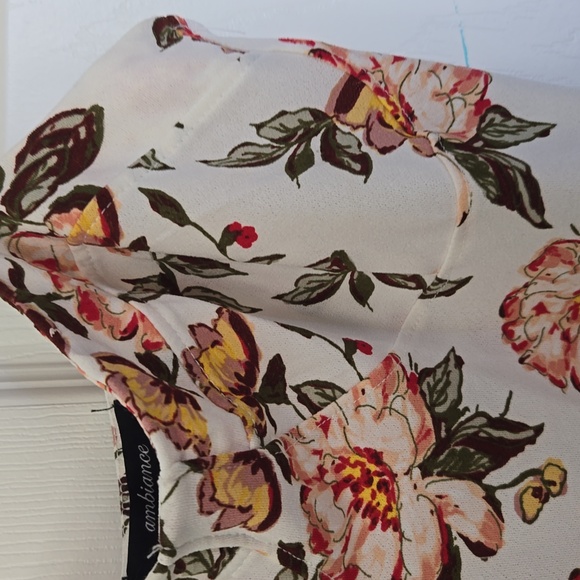 Dress small says large - Picture 4 of 5